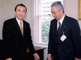 Hiranuma meets Kariwa Mayor Shinada on MOX fuel